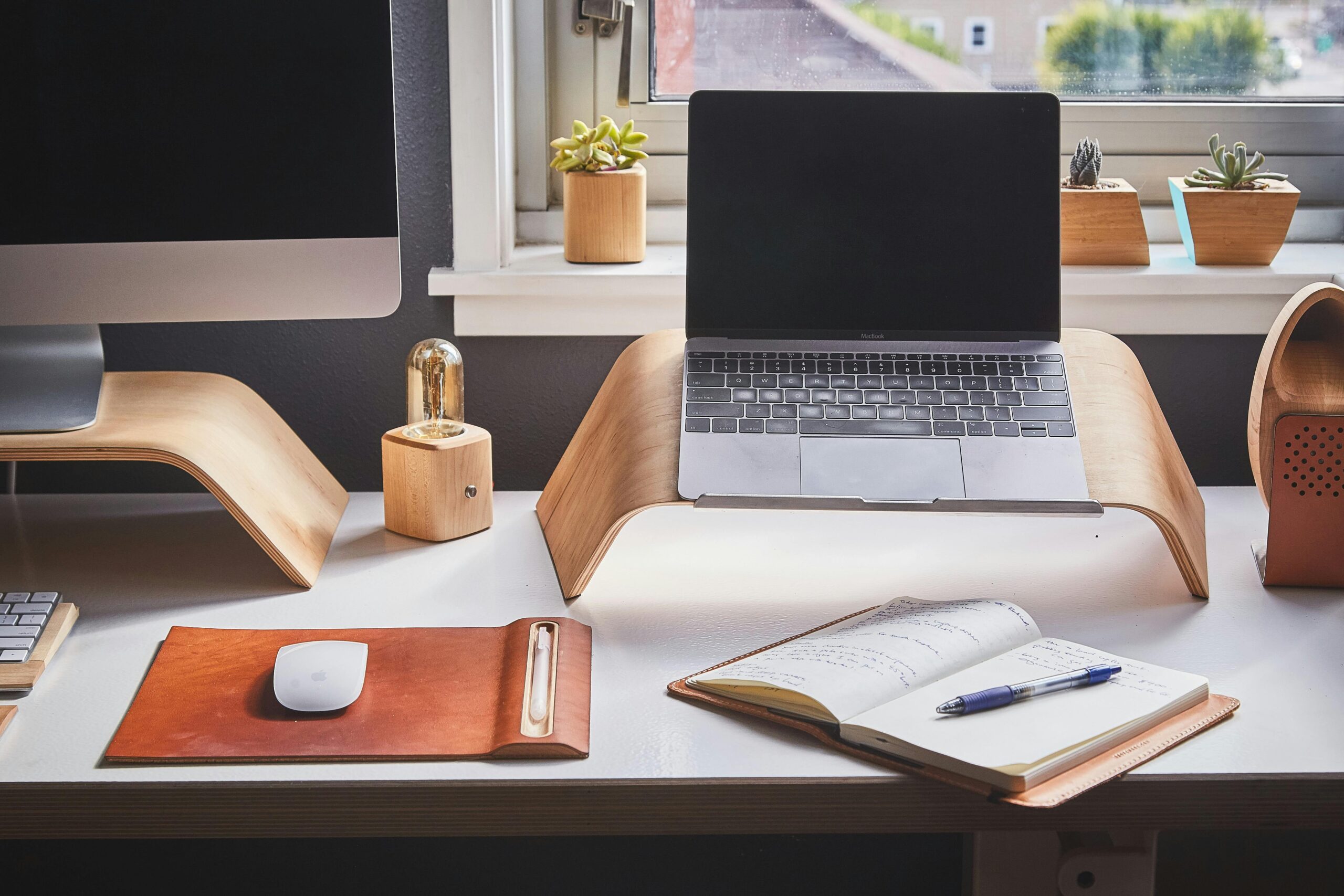 8-Ways-to-Organize-Your-Devices-For-Productivity-scaled.jpg Free A stylish and contemporary home office setup with laptop and desk accessories. Stock Photo