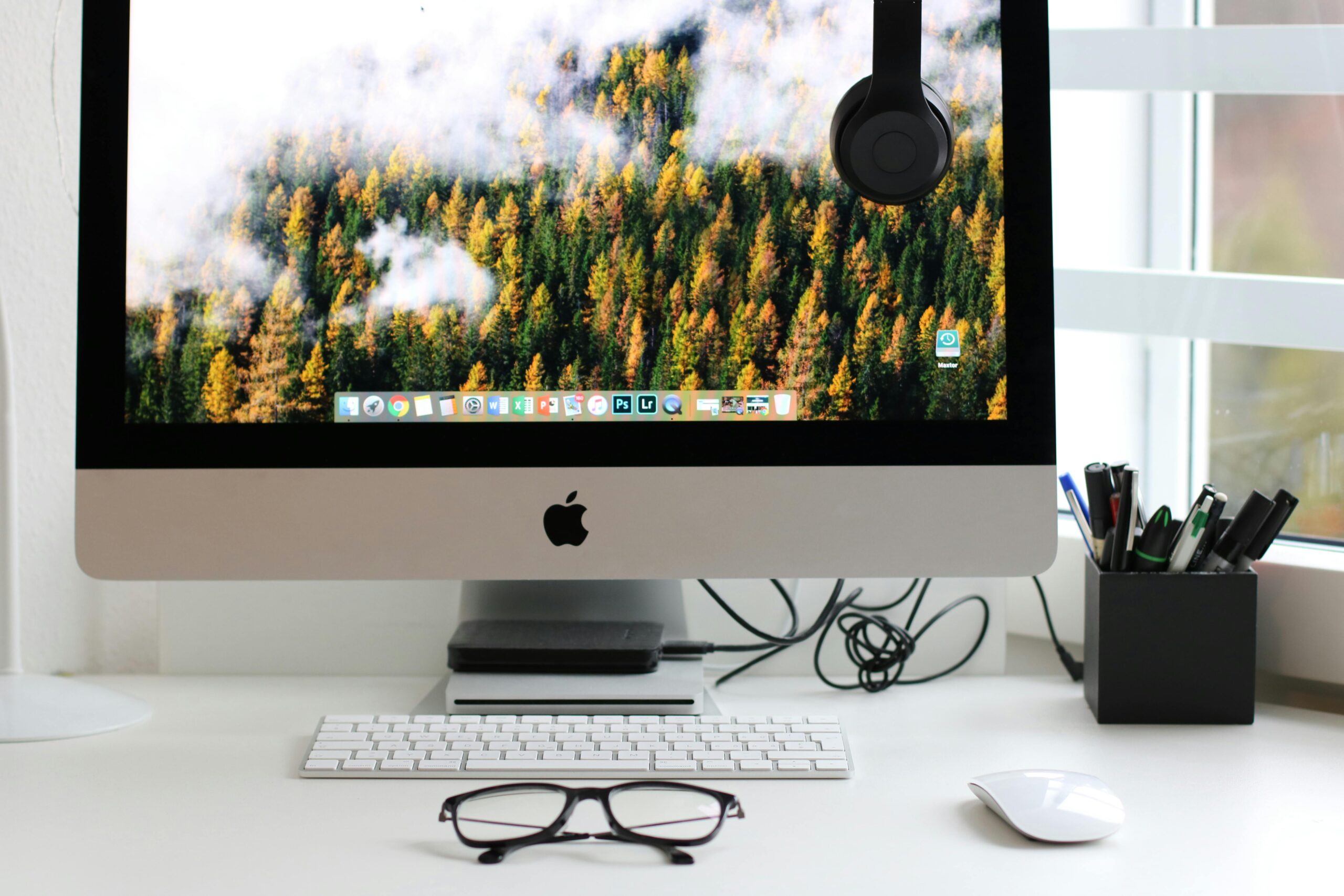 10-Awesome-Ways-To-Customize-Your-Desktop-Layout-scaled.jpg Free Stylish home office workspace featuring a computer setup with accessories. Stock Photo